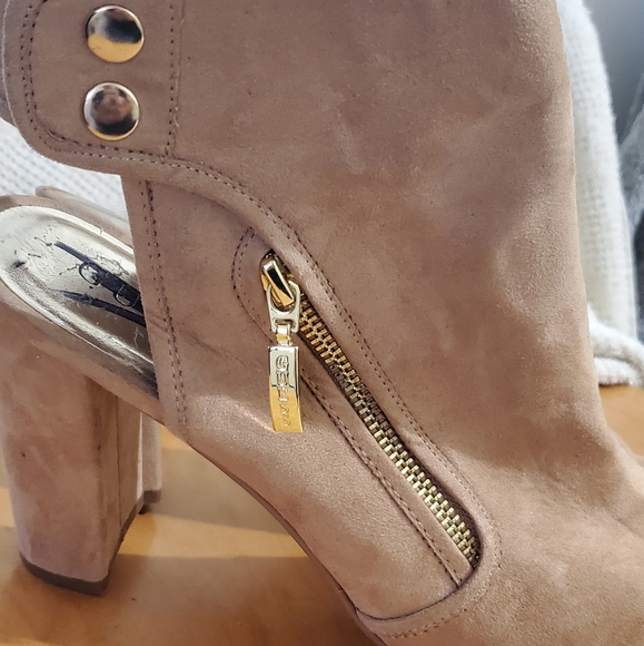 Guess - Picture 2 of 4